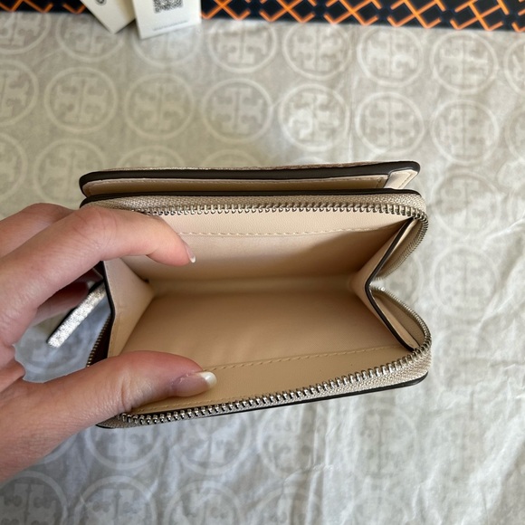 Tory Burch Emerson Metallic Mini Wallet White Gold Silver - Picture 6 of 7